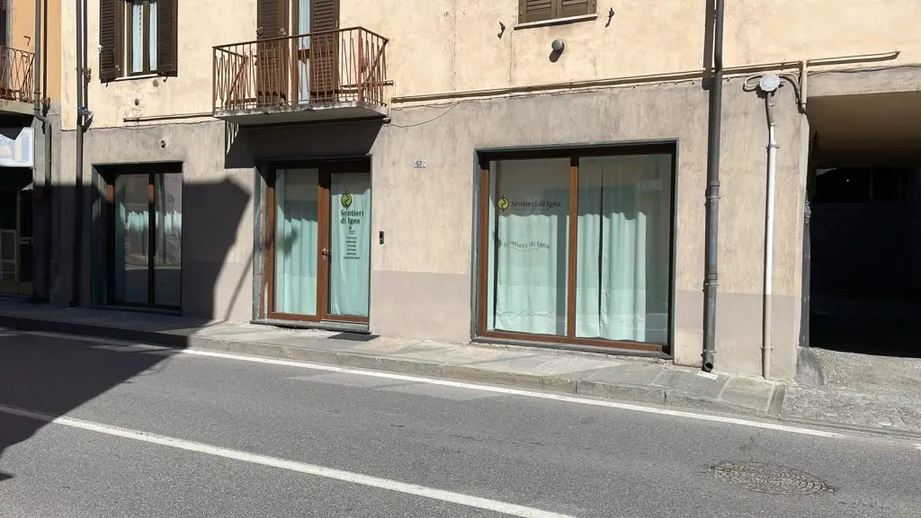 Foto delle vetrine dello studio Sentieri di Igea